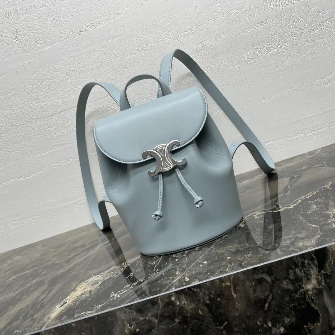 BonnieTwo-sleeved bag.🎒 This one.BonnieThe double-handbag design is really awesome.!Simple and fashionable., The Triumph Gate sign is so beautiful., It's not just a casual dress or a dress., It can suddenly boost the whole fashion style.. Walking down the street., The return rate is too high., I feel like a fashion man.. Adjustable wide shoulder band+Magnetic button design is the most sensitive of the volume.！It's a little bit more than that. Collapse Umbrella🌂+ mlKeep the cup warm.🥤+📲Cell phones＋💄Lipstick＋I'm sure it's enough for a tissue walk or even a short trip.！ Dimensions: 9.8 X7.1X 5.1Inches（25X18X13centimetres） Numbering: 118702CAS.04LU