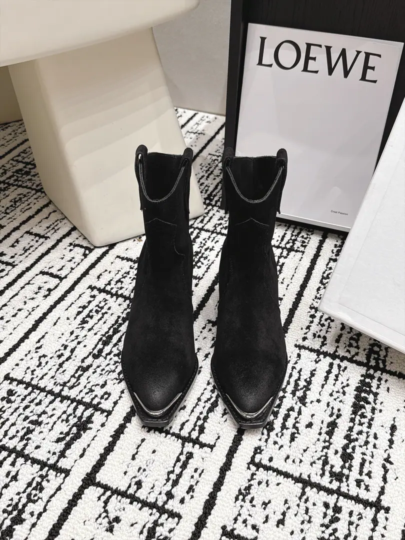 Requisition level Celine 26/ New metal, sharp-headed western boots. The Wester Boots of this year's fire are really hard to love.！Metal-spire design is so visible., Nice boots., The western sense of retrospect is directly full.. - Skin of a rye.+Sand grinding, skin physique., You can't walk like that.. Black cool., It's a good old mood.. With jeans., Half-clothed., The windcoats are all perfect., And beautiful., I just needed the morning and winter shoe cabinet.. Fabulous.: Bullskins. Uchi.: Lamb skin. Otsumi!: Italy is a big-ass country. He's tall.: 4cm Size: 35-41（40 41Do it.）