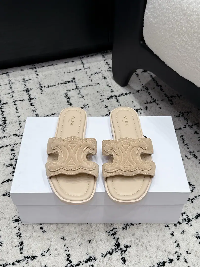 Celine Céline. 26/New paragraph A pair of skins with flat-foot slippers. The style of the wind is a classic of the fashion circles never retreating., An ancient English style., It's a different look. ✔️Fabulous.: Counter-featur. ✔️Uchi.: Lamb skin. ✔️Otsumi!: Italy is a big-ass country. ✔️Size: 35-40（40Do it.）