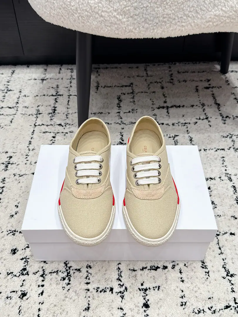 #Female Celine Céline.AlanSeries 26/ New paragraph Leisure Shoe. Skis. Sports shoes White shoes. Original procurement development Make the goods. This one.AlanA pair of shoes full of street feelings., The color-compatible design is very good. This shoe has its own unique design., The leather shoes are very well-dressed., Don't make a single. Side with back.LOGOMake him simple and not discomfortous.,A perfect pair of white shoes., Send a cabinet for fine packaging🛍📦 ✔️Fabulous.: Pre-release custom import of high density canvas ✔️Uchi.: The original custom is air-drained. ✔️Otsumi!: Original modeling slide-proof rubber floor ✔️Size: 35-41（40 41Do it.）