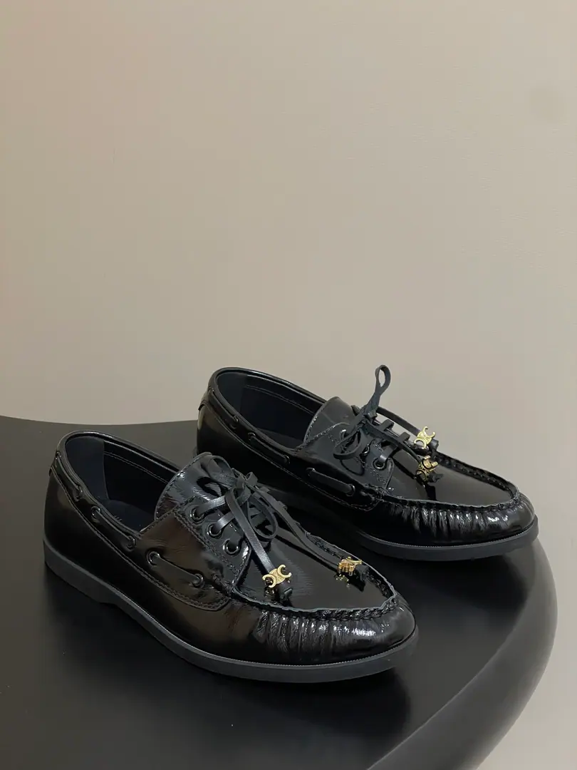 🏧𝗖𝗘𝗟𝗜𝗡𝗘/Céline.BateauSeries The retro-boat shoe chain with a flat-line Loafford shoe. Bullskins./High-swilight cow reflux. Use sheep's skin inside the foot. Original OpenTPURubber Bottom Size35-41 [40.41Do it.]