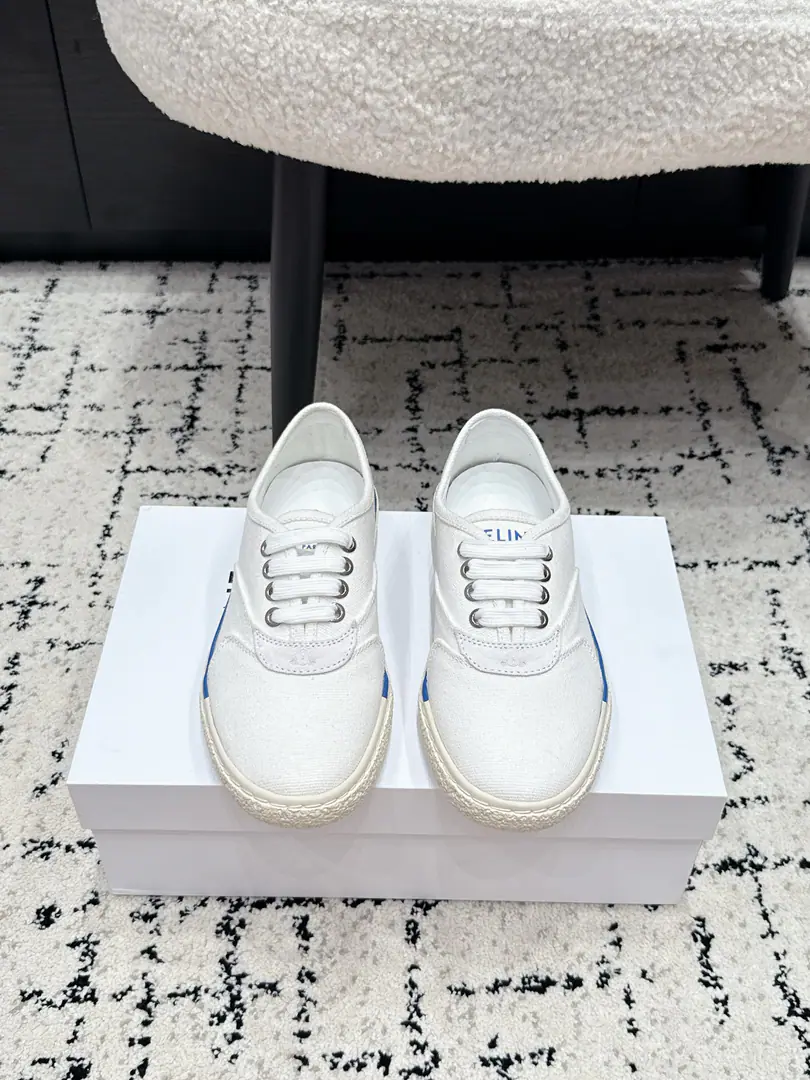 #Female Celine Céline.AlanSeries 26/ New paragraph Leisure Shoe. Skis. Sports shoes White shoes. Original procurement development Make the goods. This one.AlanA pair of shoes full of street feelings., The color-compatible design is very good. This shoe has its own unique design., The leather shoes are very well-dressed., Don't make a single. Side with back.LOGOMake him simple and not discomfortous.,A perfect pair of white shoes., Send a cabinet for fine packaging🛍📦 ✔️Fabulous.: Pre-release custom import of high density canvas ✔️Uchi.: The original custom is air-drained. ✔️Otsumi!: Original modeling slide-proof rubber floor ✔️Size: 35-41（40 41Do it.）