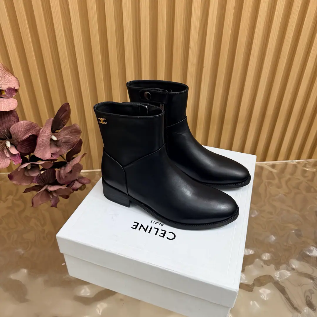 2026The cabinet is synchronized with the new money in autumn and winter. Celine｜Céline.26Autumn and new Pitchey. Bold West cowboy Martin boots.！ Top Version⚠️Niu Kyung. Bullskins. The upper foot is super handsome. It's super cool.！You're not so bad at all.. With jeans, you're a great guy.🔥It's definitely a single piece of fire this fall and winter.！ Material Skins for shoes./Bullskins. The insides are all sheep's skin. The original is really a big one. Size: 35-41 （40, 41, 42Custom）