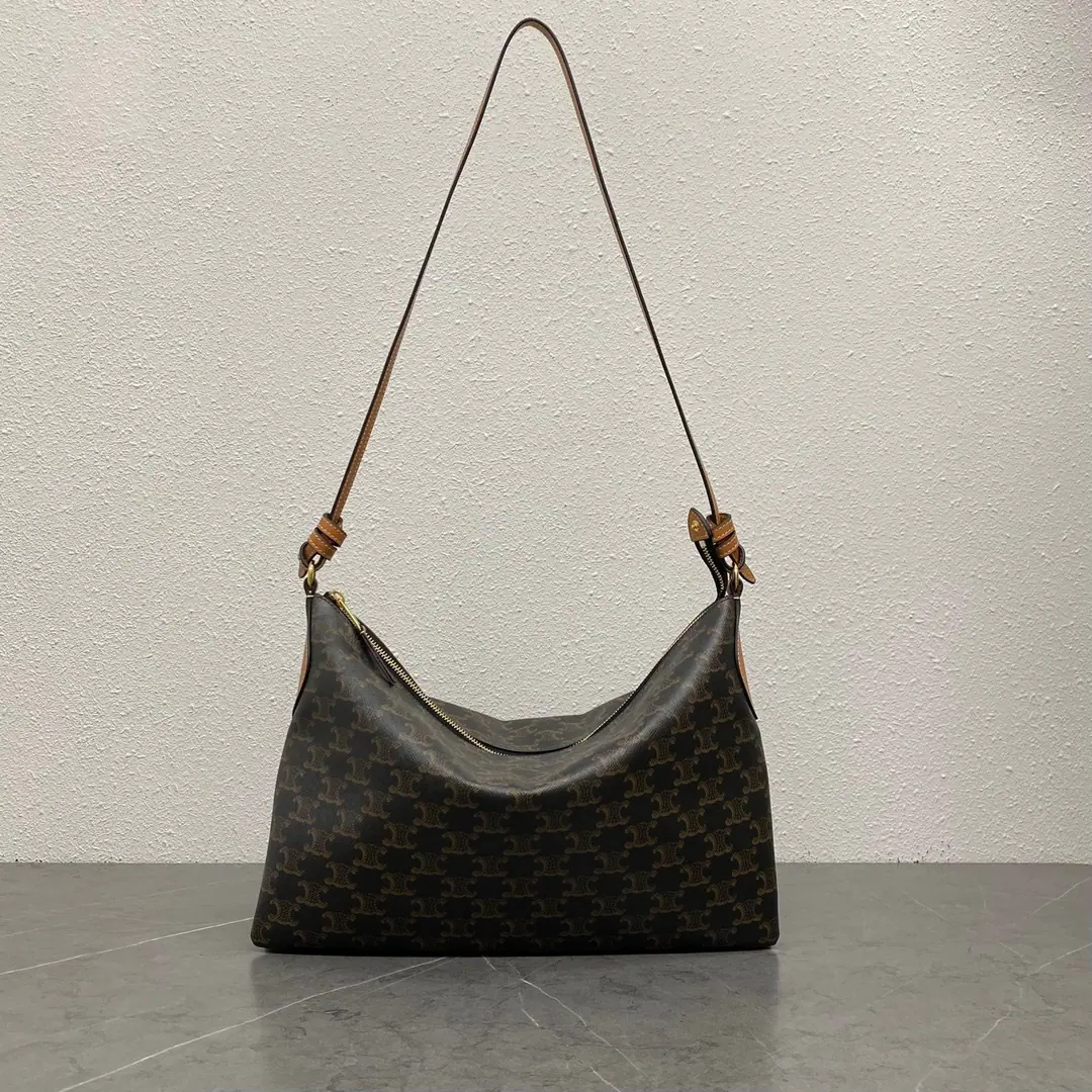 New items online.🅰️🅰️ CE｜DUO100-back variant✅ As a regular package, Duo Zied bagA simple look and a wide capacity. And it's a very subtle style.！ At any given time, we can combine functional and elegant.✌️ Two main zippers. WholeTriomeMark sign Gold CE ris Signs are low profile on the side of the handbag. ♪ The tactful and the treacherous ♪😎 Paragraph: L10503 Colours: Grain palm Dimensions: 36.5×24×10cm