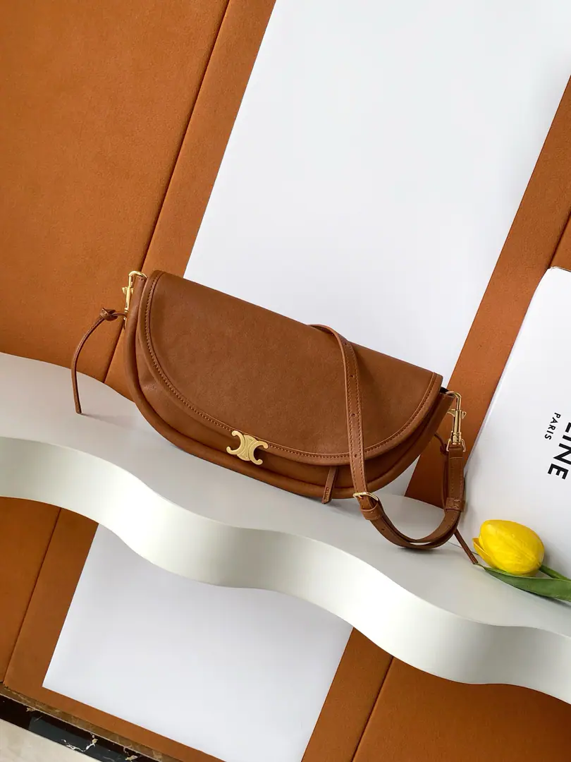 CE Halfmoon Half a moon bag.🛍️miniHere we go.✅ Import of sheep skin, All steel hardware., MarkerTriompheMagnetic buttons are micromed., I'm going to be more internalized.. Two packages.——FlipBesace& ArcHalf Moon, It's a little bit of a ego., Full package📦 Paragraph: 103778 Dimensions: 25*13*5