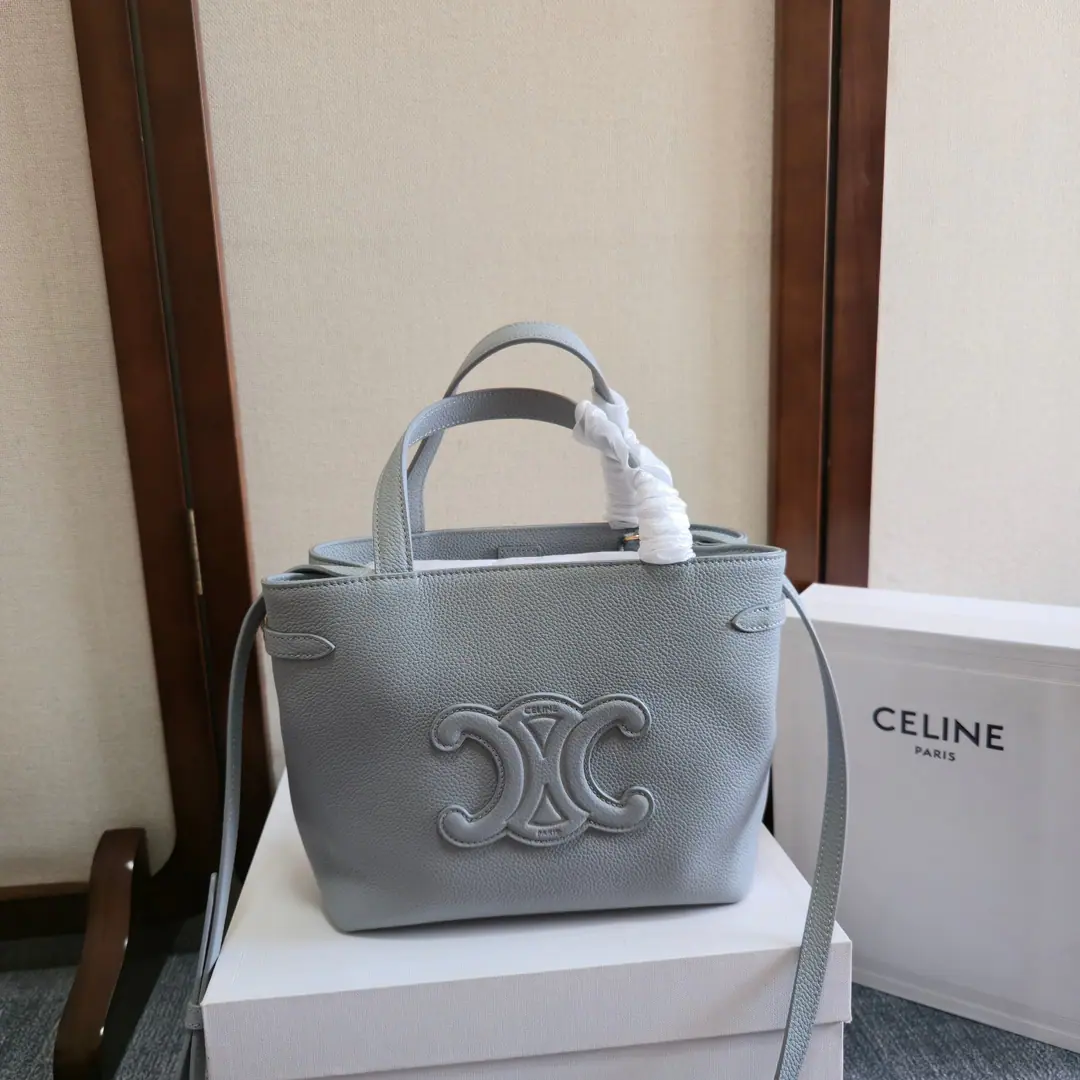 New items online.🅰️🅰️ cabas anais Powder leather handbag.👜 Small. ceNew Tot Bag. It's a different Tot bag.. He's a very advanced man. Fine The rash, lazy, old-fashioned wind. Simple and not exaggerating. It's not too good. No need to be afraid of scratching a flower. 🫶🏻 It's a good fit for careless treasurers.～ You can put your ears on both sides., Open to easily install notebooks. 📒 Documentation or daily requirements. Incorporate a main partition A flat pocket on the inside. Two long leather handhelds. With a long shoulder belt. Paragraph: 118613 Dimensions: 20.5（Pocket.35）x9x19cm