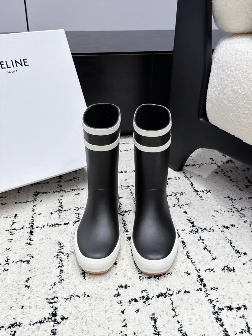 Celine 26/ New flat boots, boots. A self-portrait with a light and luxurious feeling on the streets., Round-headed shoes with smooth flow, The boots are made of a colored white side design., The front is marked with a good-looking letter., It's two boots, two boots, two high and medium., Straight boots line is straight., Take off your boots., Foot-like tolerance is high, No thick legs.. The classic pure black colored atmosphere is simple., Most of the clothes in the closet fit., Men and women can ride easily.. It's a combination of water-proofing and fashionable properties., Want a pair of color values online, ♪ And put on the rain boots ♪, This is a straight-spray shower boots that are just needed for daily travel.. ✔️Shoe.: Rubber ✔️Uchi.: Brush ✔️Otsumi!: TPUOtsumi! ✔️size: 35-41（40 41Custom without re-offer）