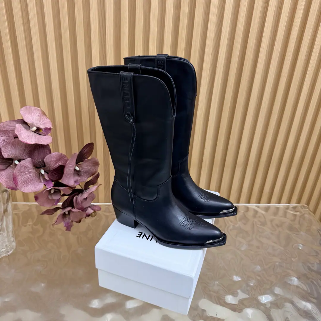 2026The cabinet is synchronized with the new money in autumn and winter. Celine｜Céline.26Autumn and new Pitchey. Bold West cowboy Martin boots.！ Top Version The upper foot is super handsome. It's super cool.！You're not so bad at all.. With jeans, you're a great guy.🔥It's definitely a single piece of fire this fall and winter.！ Material Skins for shoes./Bullskins. The insides are all sheep's skin. The original is really a big one. Size: 35-41 （40, 41, 42Custom）