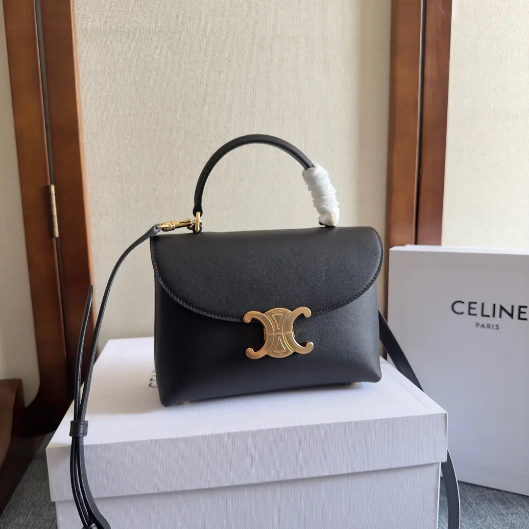 New items online.🅰️CEThe Triad Gate.kellyHandbag.👜 New swing door bag collection. It's all about the high sense of excellence.！ A simple contours. ♪ For a steady black ♪ A low-key brown classic of old flowers. Wait.…It's all about the incredible quality of the world.❤️ kellyThe classic line is simple and generous. No extra decoration. It's all about beauty.🫶🏻 Paragraph: 118113 Dimensions: 20.5x13x8（Prefixed packaging）