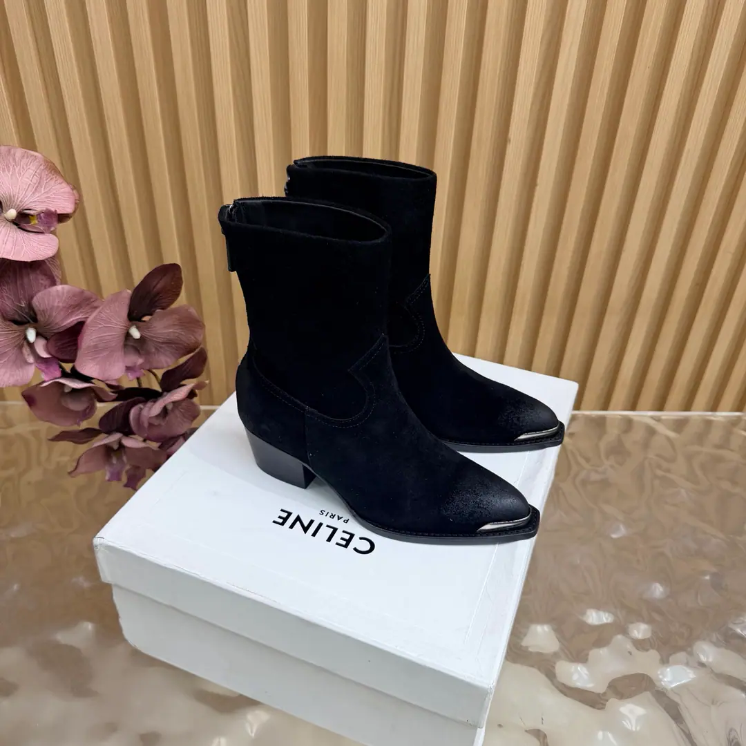 2026The cabinet is synchronized with the new money in autumn and winter. Celine｜Céline.26Autumn and new Pitchey. Bold West cowboy Martin boots.！ Top Version⚠️Niu Kyung. Bullskins. The upper foot is super handsome. It's super cool.！You're not so bad at all.. With jeans, you're a great guy.🔥It's definitely a single piece of fire this fall and winter.！ Material Skins for shoes./Bullskins. The insides are all sheep's skin. The original is really a big one. Size: 35-41 （40, 41, 42Custom）