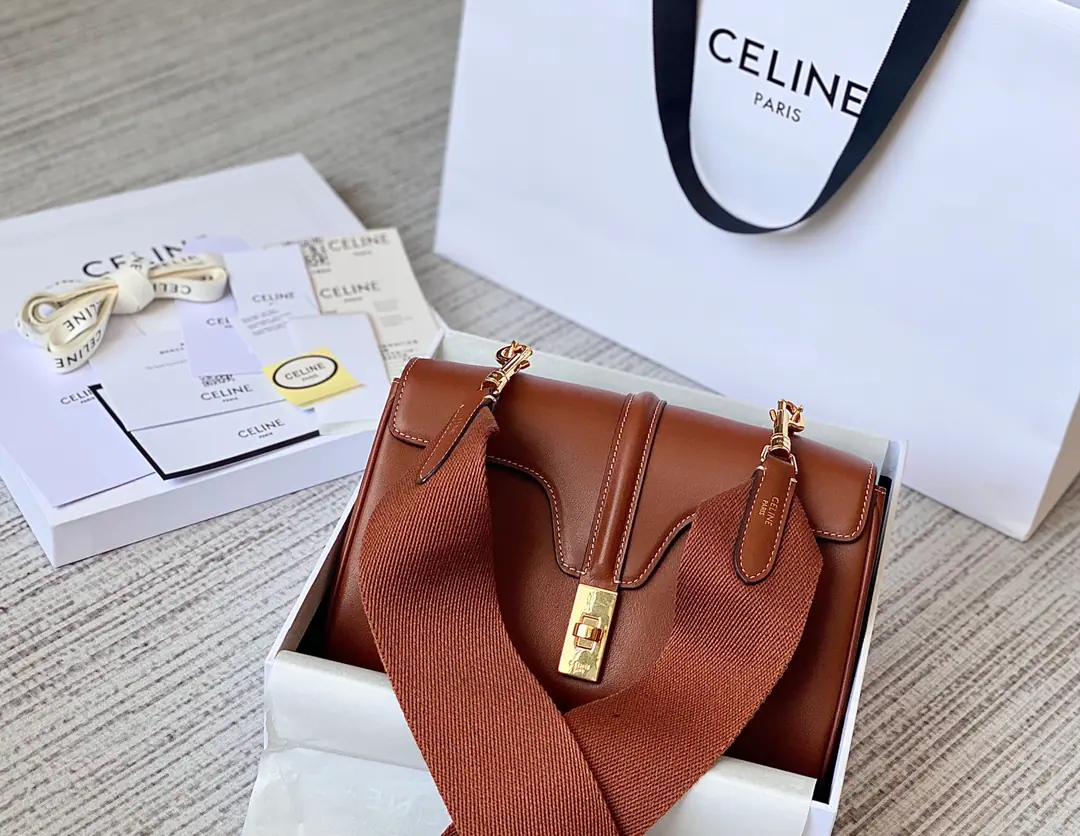 ᴄᴇʟɪɴ*2021The autumn and winter are all new.TEEN16 The ancient elements are the main., ♪ And wave away ♪CELINE 16 BᴀɢOfficial feeling., French ravishing high-level. The whole thing is full of cow skin. Dimensions: 23*15*9Full package Compare as you wish size: 23*15*9 Search the number.196853