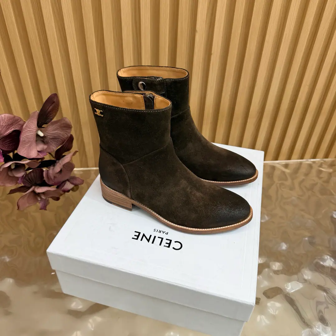 2026The cabinet is synchronized with the new money in autumn and winter. Celine｜Céline.26Autumn and new Pitchey. Bold West cowboy Martin boots.！ Top Version⚠️Niu Kyung. Bullskins. The upper foot is super handsome. It's super cool.！You're not so bad at all.. With jeans, you're a great guy.🔥It's definitely a single piece of fire this fall and winter.！ Material Skins for shoes./Bullskins. The insides are all sheep's skin. The original is really a big one. Size: 35-41 （40, 41, 42Custom）