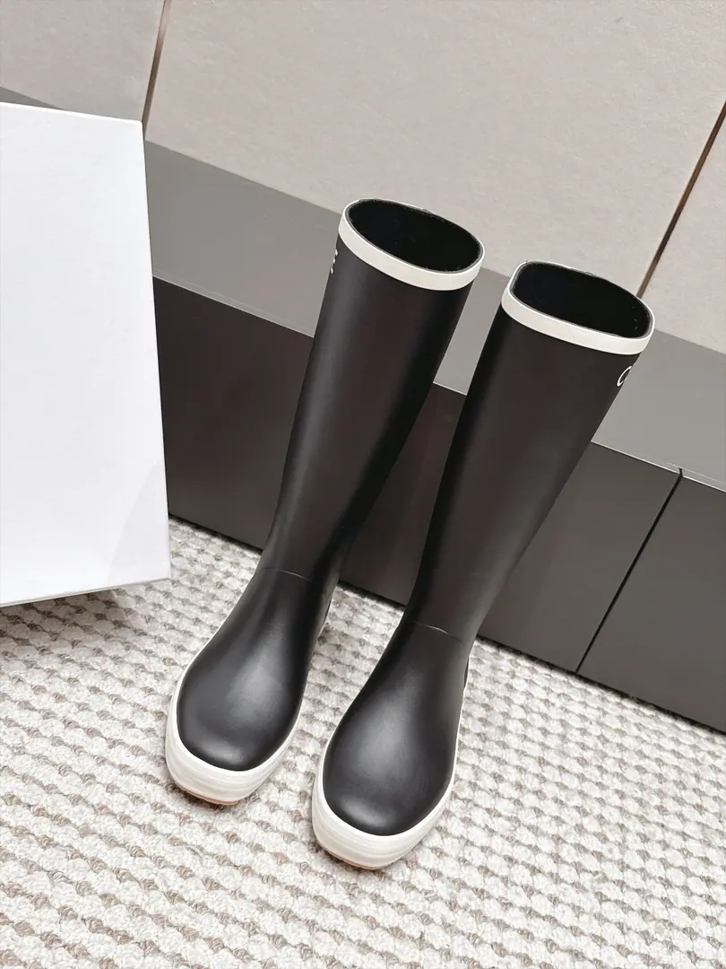 Requisition level Celine 26/ New flat boots, boots. A self-portrait with a light and luxurious feeling on the streets., Round-headed shoes with smooth flow, The boots are made of a colored white side design., The front is marked with a good-looking letter., It's two boots, two boots, two high and medium., Straight boots line is straight., Take off your boots., Foot-like tolerance is high, No thick legs.. The classic pure black colored atmosphere is simple., Most of the clothes in the closet fit., Men and women can ride easily.. It's a combination of water-proofing and fashionable properties., Want a pair of color values online, ♪ And put on the rain boots ♪, This is a straight-spray shower boots that are just needed for daily travel.. Shoe.: Rubber Uchi.: Brush Otsumi!: TPUOtsumi! size: 35-41（40 41Custom without re-offer）