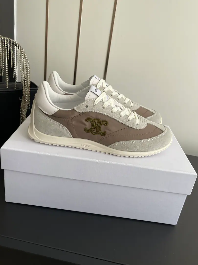 🏧𝗖𝗘𝗟𝗜𝗡𝗘Céline. New paragraph Top The logo is wearing a gwan's shoes and a white shoe.. The shoe face is imported with a head-decked cow. The sheep's skin is in the ground. The original is a model of the past. Size35-41 [40.41Make a reservation.]