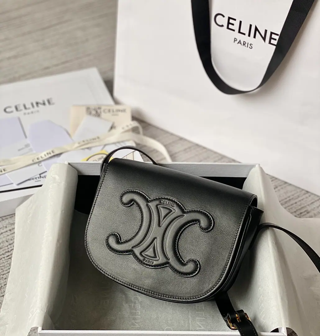 CELINE 2022Spring and summer.FOLCOA saddlebag., It's about the size of a classic old maggot., And a magneto-snack., It's a very convenient opening., It's a classic package design., It'll be more qualitative if you change the coating to a whole skin design.~And the Triumph Gate uses the process of a stereoculptural.~It's really very delicate., The bag is light and it can contain what girls need to travel., It's so practical.！ Dimensions: 18.5*8*15 Search the number.198263