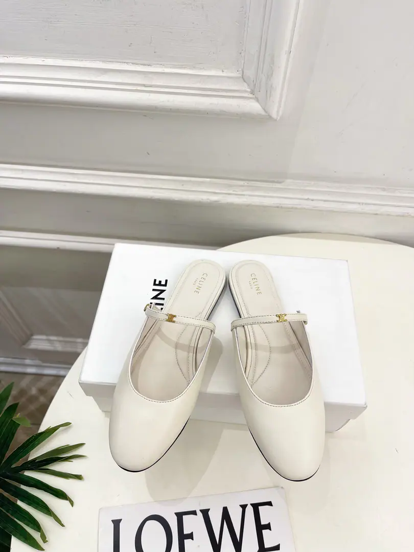 CELINE | Céline. 26𝐬𝐬 💛2026Autumn and winter brand new. The Triad door is half-slippers on the bottom. New！ 🔜BS Celebrity really is on the hook this season., It's so special. We'll have to start this year.celing White shoes., The classics of the Retro. It's a big one. Simple atmosphere You can fit in your skirts and pants. A proper face. It's a brand that's all there is to it.. ━━━━━ ЅᏇєєt ━━━━━ ▪️Shoe.: Import-specific originals ▪️Uchi.: Import of sheep skin ▪️Otsumi!: The original import is really big. ▪️Bottom height: Floor ▪️Shoes.: 35-39（40.41Custom without re-offer） ▪️Plant price ▪️Numbering: 2608045