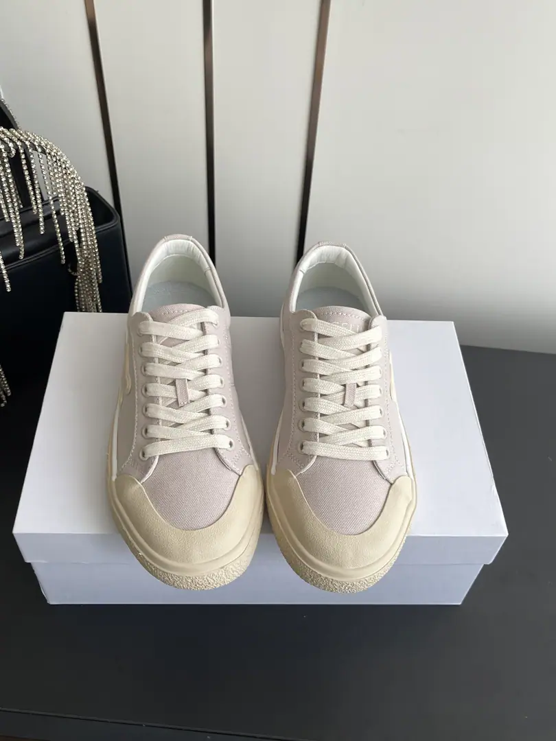 🏧𝗖𝗘𝗟𝗜𝗡𝗘The Celene logo is wearing leisure shoes. Simple and comfortable., Clean., Increase your legs., New canvas shoes.！It's either single or with broad legs., High Street is working together again.CELINEGirls💃🏽 Codes: 35-41（40 41Make a reservation.）