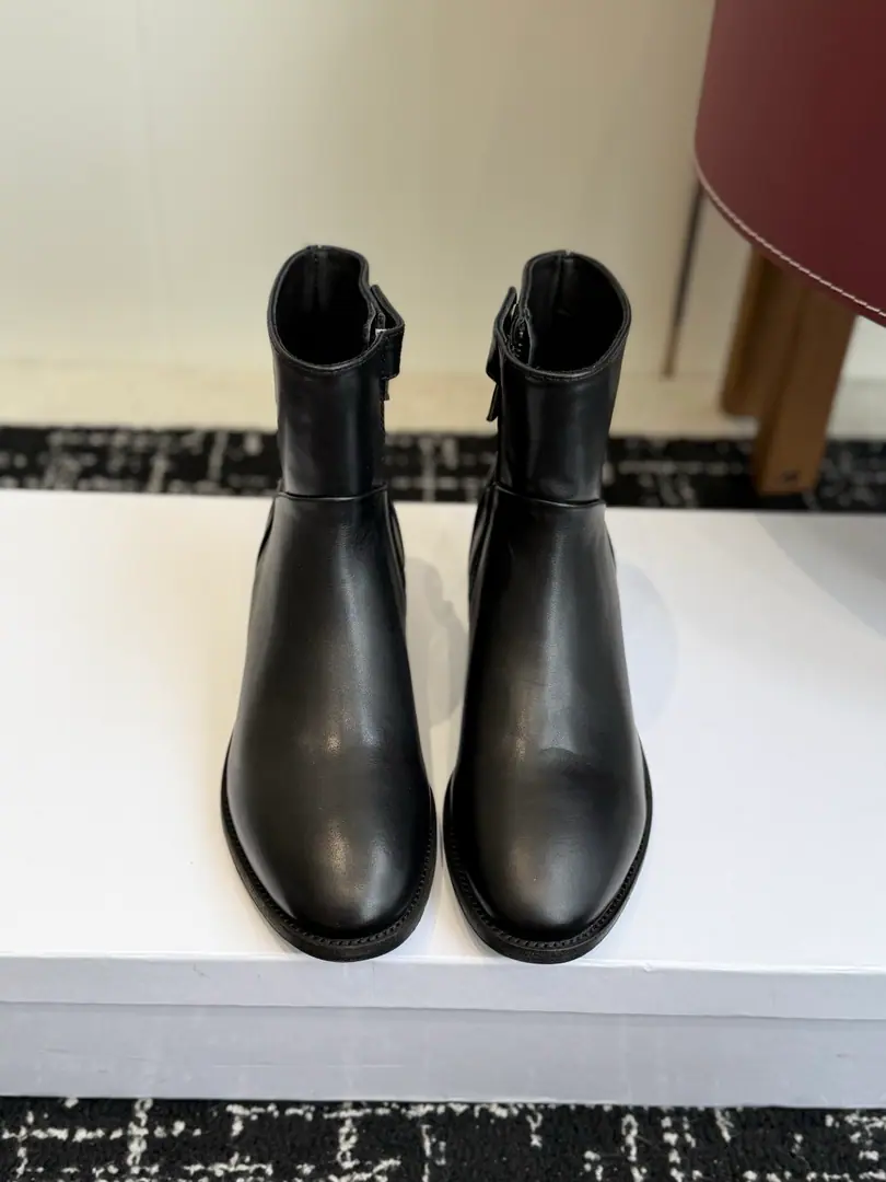 Requisition level Short boots.（Black leather.） Celine Céline. 26ssAutumn and winter brand new. Bold Short boots. The season of Céline is a really good season. Like this boots are a real scooter. Focus on booting., Button design is unique.！ Fabulous.:Counter-featur./Head-decked cow skin. Uchi.:In the cow's skin. Otsumi!:Italy is a big-ass country. He's tall.:3CM Codes: 35-41（40, 41Custom）