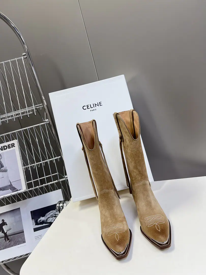 CELINESlim's locker is new in fashion boots., The show is a fashion master. The early autumn force pushes the single.！Retro-O-American. We'll have to get a list of the bomb. ✔️The Triad Gate.logoDot Very high-end, very high-quality. Four seasons of boots., Shoe.: Customize cattle skins using original, Into the inside, in the silk cow hide., Otsumi!: Italian imports are thick and thick., He's tall.:4.5cm, Codes:35-41