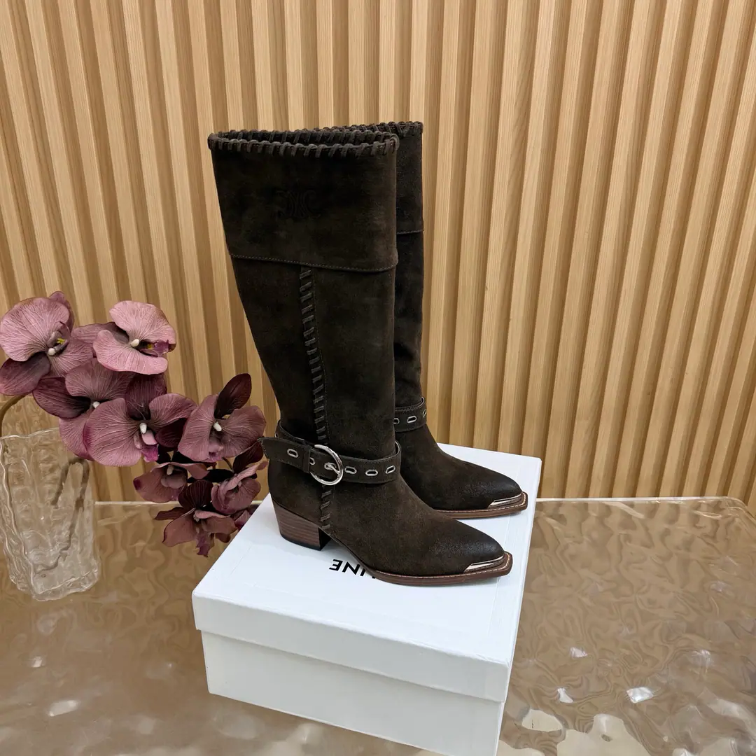 2026The cabinet is synchronized with the new money in autumn and winter. Celine｜Céline.26Autumn and new Pitchey. Bold West cowboy Martin boots.！ Top Version The upper foot is super handsome. It's super cool.！You're not so bad at all.. With jeans, you're a great guy.🔥It's definitely a single piece of fire this fall and winter.！ Material Skins for shoes./Bullskins. The insides are all sheep's skin. The original is really a big one. Size: 35-41 （40, 41, 42Custom）