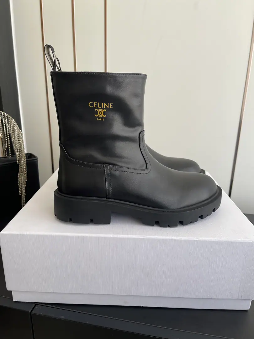 🏧𝗖𝗘𝗟𝗜𝗡𝗘/Céline. Autumn and winter is a new look for a nice, thick, short-footed knight's boots. The Red Bang is coming.！The big reds are the first to experience., CelineRedinsThe Herb-breeding God., It's a very retrograde wind., The aerobics are perfect., Design style is very new., It's very high-class and very comfortable..Original 1-to-one.！Absolute monopolistic practice！ Import of waxed calf skin material in original version Uchi./The silk cow skins are chosen by the best. The original model of the rubber floor. Size35-42 [40.41.42Make a reservation.]