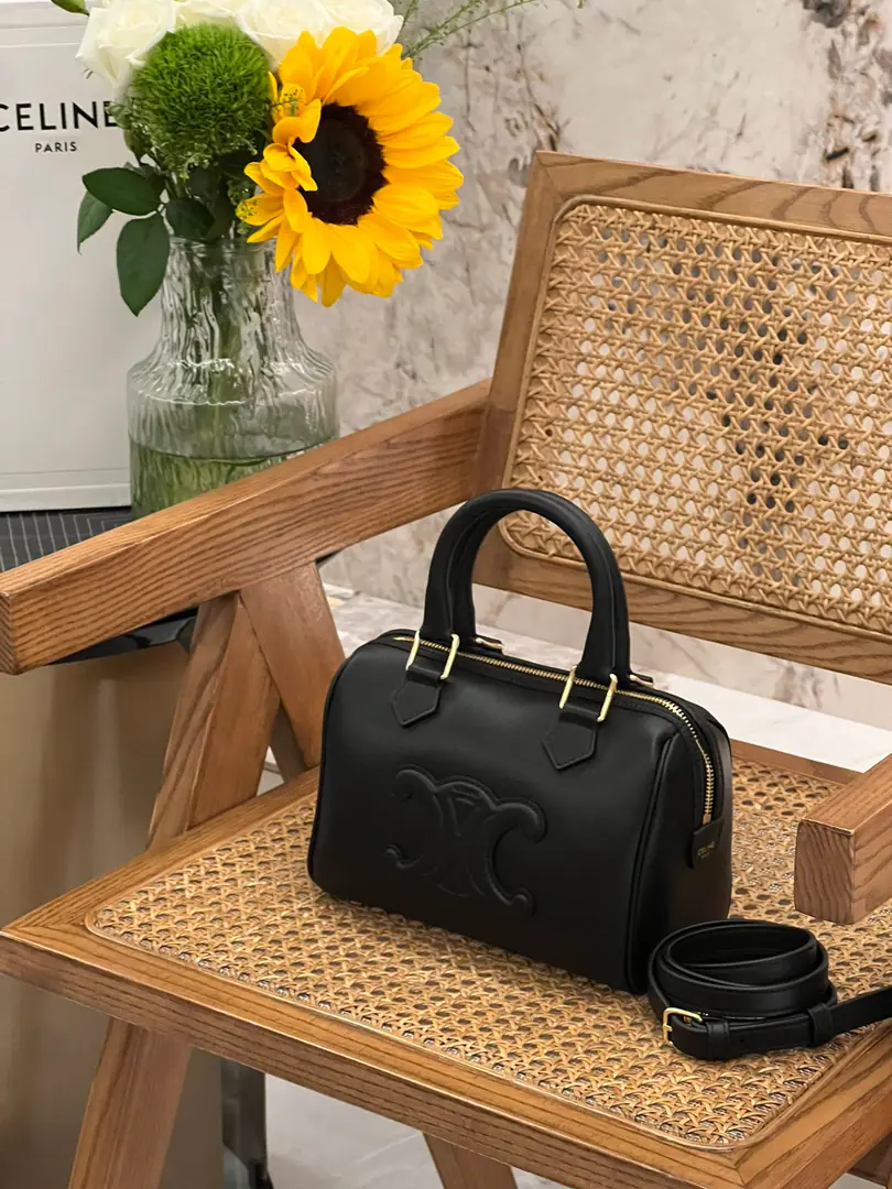 Full-skin Boston pillow bag. Finally, we're waiting for the cortex and fabric to come to the swing door. It's more qualitative in nature.！！ A full of high-level, high-flavored relic. The capacity is as strong as ever. Two ways of carrying back and hand. Dimensions: 19.5-14-7.5cm