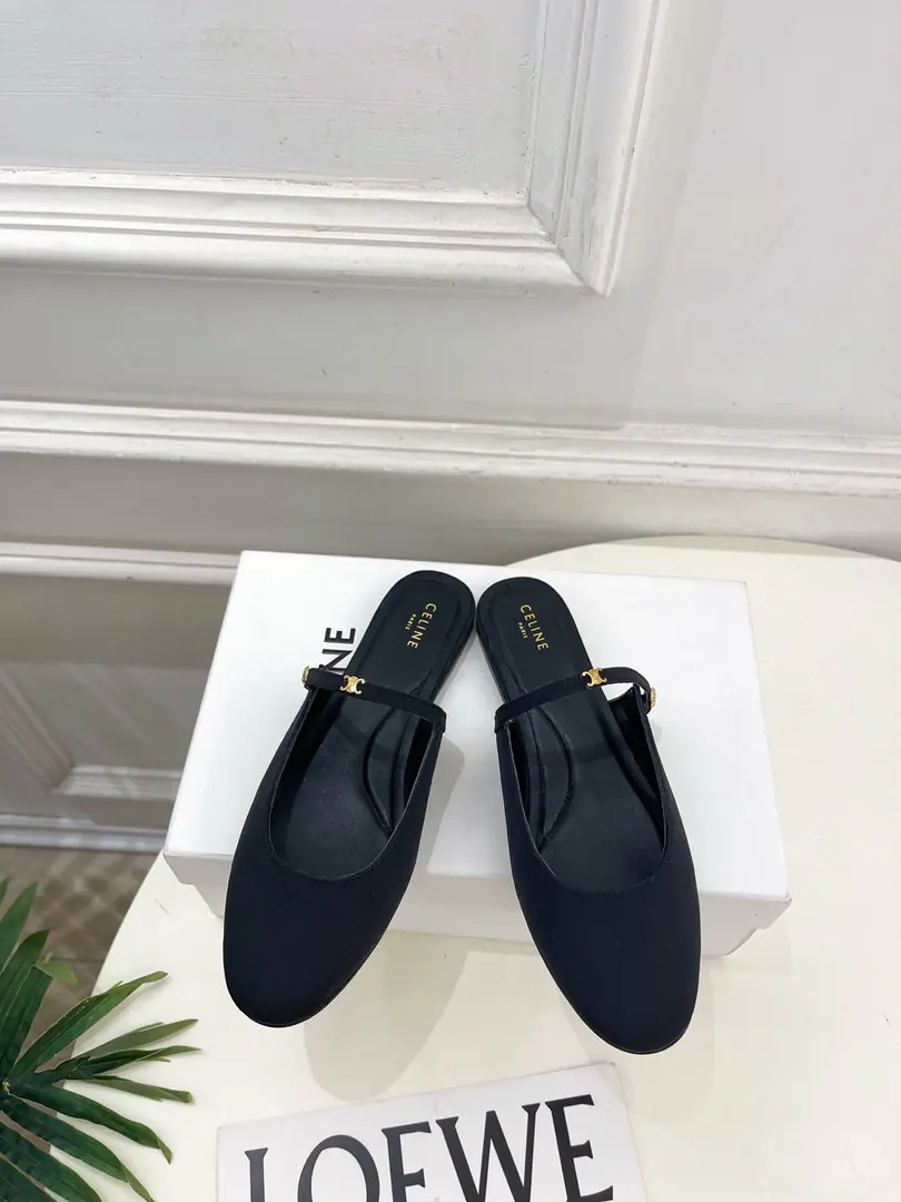 CELINE | Céline. 26𝐬𝐬 💛2026Autumn and winter brand new. The Triad door is half-slippers on the bottom. New！ 🔜BS Celebrity really is on the hook this season., It's so special. We'll have to start this year.celing White shoes., The classics of the Retro. It's a big one. Simple atmosphere You can fit in your skirts and pants. A proper face. It's a brand that's all there is to it.. ━━━━━ ЅᏇєєt ━━━━━ ▪️Shoe.: Import-specific originals ▪️Uchi.: Import of sheep skin ▪️Otsumi!: The original import is really big. ▪️Bottom height: Floor ▪️Shoes.: 35-39（40.41Custom without re-offer） ▪️Plant price ▪️Numbering: 2608045