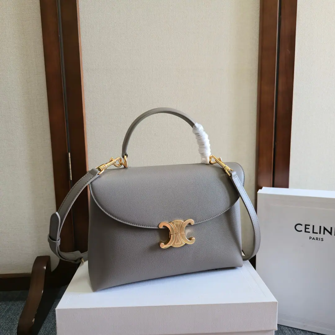 New items online.ceThe Triad Gate.kellyHandbag. The new swing door is full of high-end bags.! A simple contours of style and pure aesthetics, whether steady black or not, are found. Low-key brown or soft pink has a sense of greatness. kellyThe classic line is simple and generous, and without any extra decoration, it's a beautiful thing. Power Paragraph: 117523 Dimensions:25.5x18.5x10