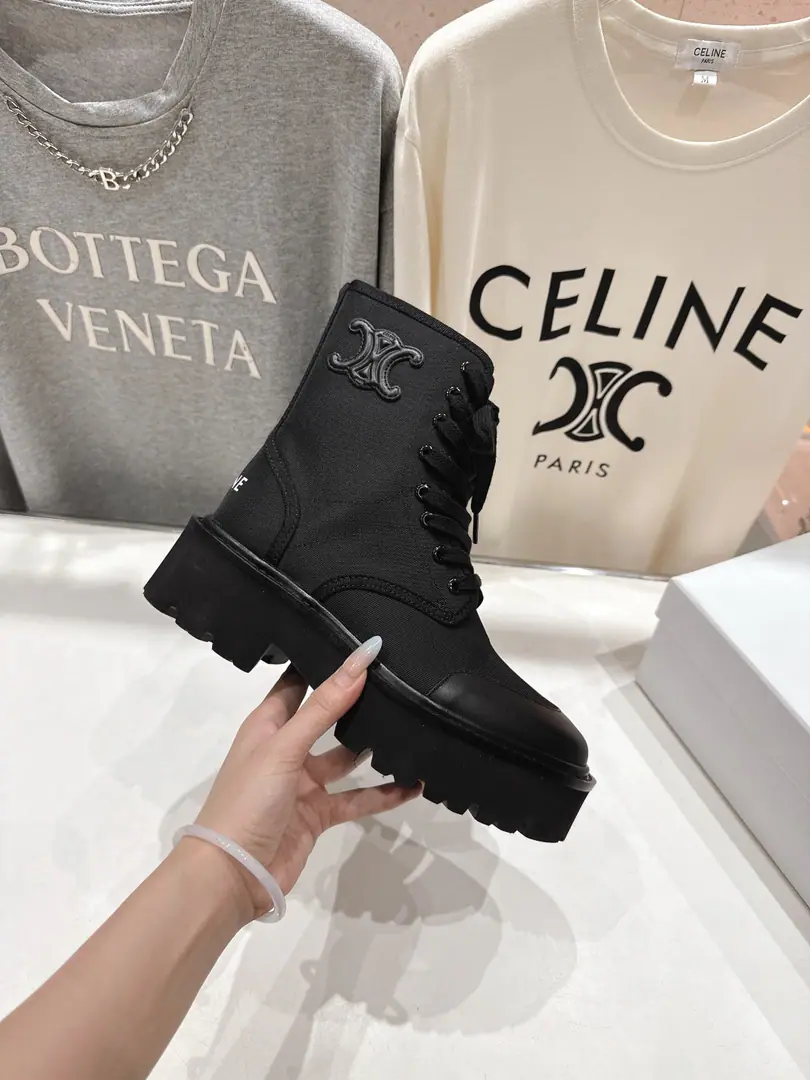 🏧𝗖𝗘𝗟𝗜𝗡𝗘Céline's new resonance with thick, short and medium boots Martin boots and knight boots.. The Red Bang is coming.！The big reds are the first to experience., CelineRedinsThe Herb-breeding God., It's a very retrograde wind., The aerobics are perfect., Design style is very new., It's very high-class and very comfortable..Original 1-to-one.！Absolute monopolistic practice！ ✔Fabulous.: Imported cattle skin+Original Layout ✔Uchi.: Comfortable air cloth high-end atmosphere ✔Otsumi!: Original version to open ✔Size: 35-40 [40.41.42Do it.]