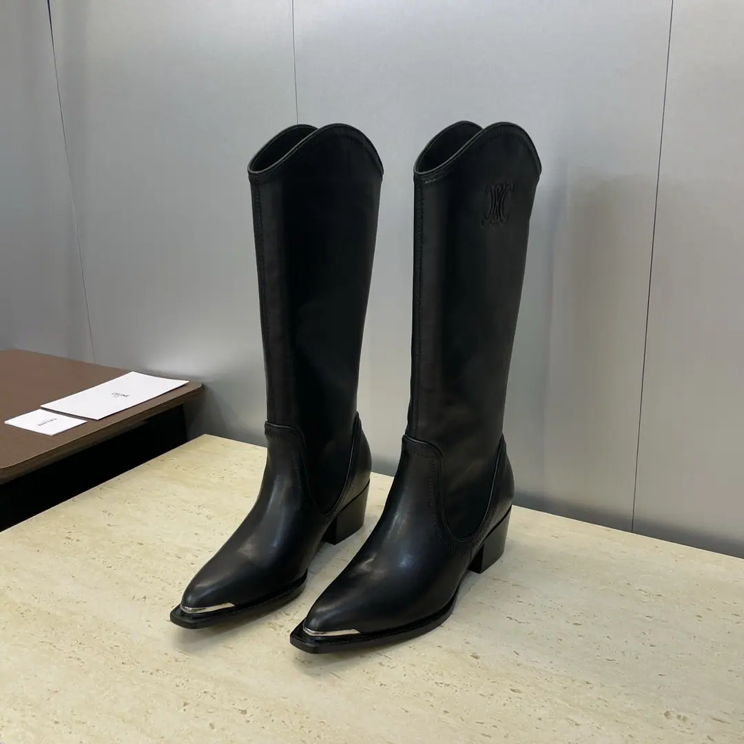 Plant prices:Leather./- A sheep, a skin. CELINE 2026Autumn and winter, new punk-style steel-headed female boots. Therlin.logoThe hardware is a rough and pointy high-headed barrel and kneesman boots. Material:Skins for the shoe face./Import sheep, skin.+In the skin of the watered cow.+Italy is a big-ass country. He's tall.:4.5CM size: Female size35-41（40.41Custom without re-offer）