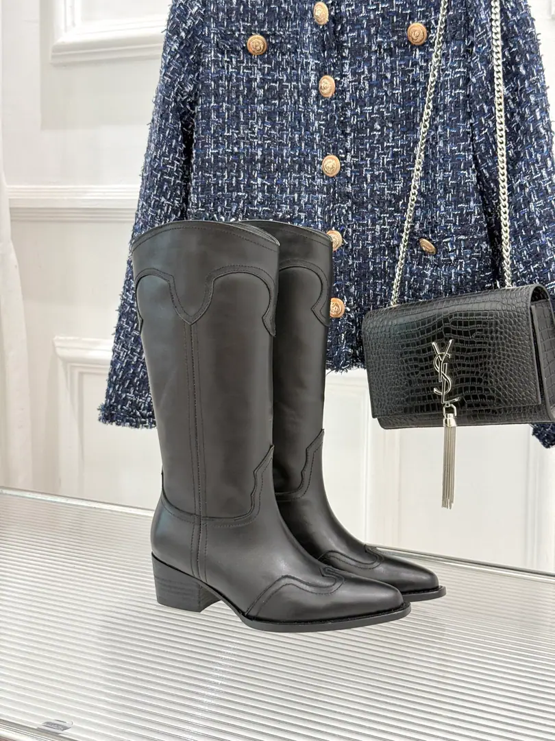 Plant price Goki! Bullskins. Celine /Céline.26WFAutumn and winter brand new. The ancients have thick boots. Autumn shoe cabinets, single spirits. The classics are not afraid of the tide. Artificial hand grinding of every detail. A low profile shows a high-grade taste in the mix. Side-square door pegs The thickest, softest, high-pitched. Rubber base smooth and grinding. Tie the tune to the ankle. Shoes, stylish feet. The upper leg second becomes a thin leg. French cool, accents straight up. You look great in a cowboy coat. ETA is easy to fly around. It's so nice to wear your legs. The fashionable and the lean winters must be a single item. You won't step on a thunderstorm if you close your eyes. The more time it gets, the more time it gets. The old money is in a pen. The hot-door cargo king of the cabinet. Who wears a nice treasure?！ Facework customized leather with original The inside feet are all sheep's skin. Italian imports are so thick. size: 35-39（40/41/42Custom） Numbering: 86320260806
