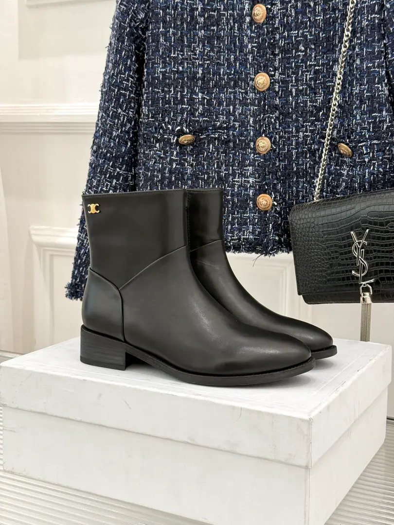 Plant price Goki! Bullskins. Celine /The Celebrity Classic Autumn. West sewn wires and short boots. A fall and winter wears a single soul. The classics never pass. Shoes cabinets are always investment-grade. The details are very well known. Artificially made by Spanish craftsmen A stylish, acupuncture. No thunder on your eyes. The sutures are re-engaging the west. The cones are thick and steady. Slashy head pulls the legs line. The inner zipper is easier to get through. The upper leg second becomes a thin leg. The French regenerate is full of feeling. It's a good suit for a cowboy. You can fly around the street easy. It's easy to wear a high class. It's a low profile. Who wears a nice treasure? You're so good at it.！ Facework customized leather with original The inside feet are all sheep's skin. Original modeling, slide-proof floor size: 35-39（40/41Custom） Numbering: 97220260806