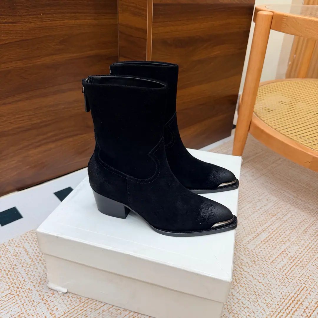 2026The cabinet is synchronized with the new money in autumn and winter. Celine｜Céline.26Autumn and new Pitchey. Bold West cowboy Martin boots.！ Top Version⚠️Niu Kyung. Bullskins. The upper foot is super handsome. It's super cool.！You're not so bad at all.. With jeans, you're a great guy.🔥It's definitely a single piece of fire this fall and winter.！ Material Skins for shoes./Bullskins. The insides are all sheep's skin. The original is really a big one. Size: 35-41 （40, 41, 42Custom）