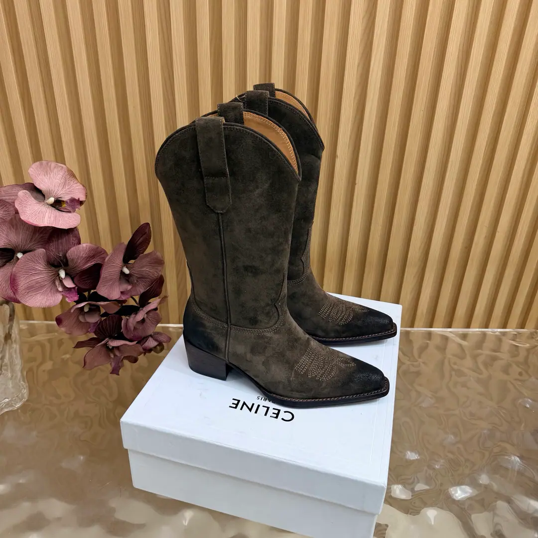 2026The cabinet is synchronized with the new money in autumn and winter. Celine｜Céline.26Autumn and new Pitchey. Bold West cowboy Martin boots.！ Top Version⚠️Niu Kyung. Bullskins. The upper foot is super handsome. It's super cool.！You're not so bad at all.. With jeans, you're a great guy.🔥It's definitely a single piece of fire this fall and winter.！ Material Skins for shoes./Bullskins. The insides are all sheep's skin. The original is really a big one. Size: 35-41 （40, 41, 42Custom）
