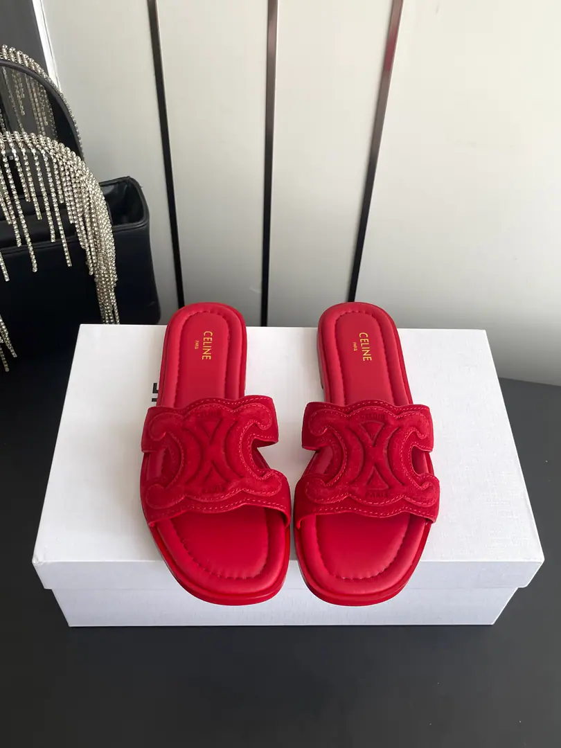 🏧𝗖𝗘𝗟𝗜𝗡𝗘The new Céline. Top Quality The Triad door is a drag. Shoes on the face of a goat. The inside of the cow. The original is really a big one. Codes35-41（40 41Make a reservation.）