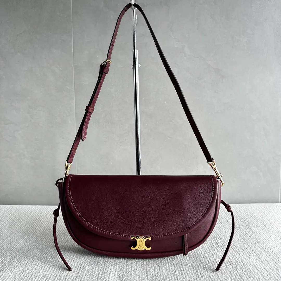 All Steel New product.Celine HALFMOON Small pocket.👜 Gentle and ancient.·The God of the atmosphere. Autumn is a great place., ♪ Spring and summer are gentle ♪ The back gets more qualitative., The older the better the better. Arc bag+Mini-Roble Gate Gold Buff. ♪ Can slant your shoulder ♪, Little guy's so friendly. It's full capacity., I'm so proud of myself. You're not going to have to go out on a daily basis.✅ Paragraph: 103778Grapes. Dimensions: 25×13×5cm（Prefixed packaging）
