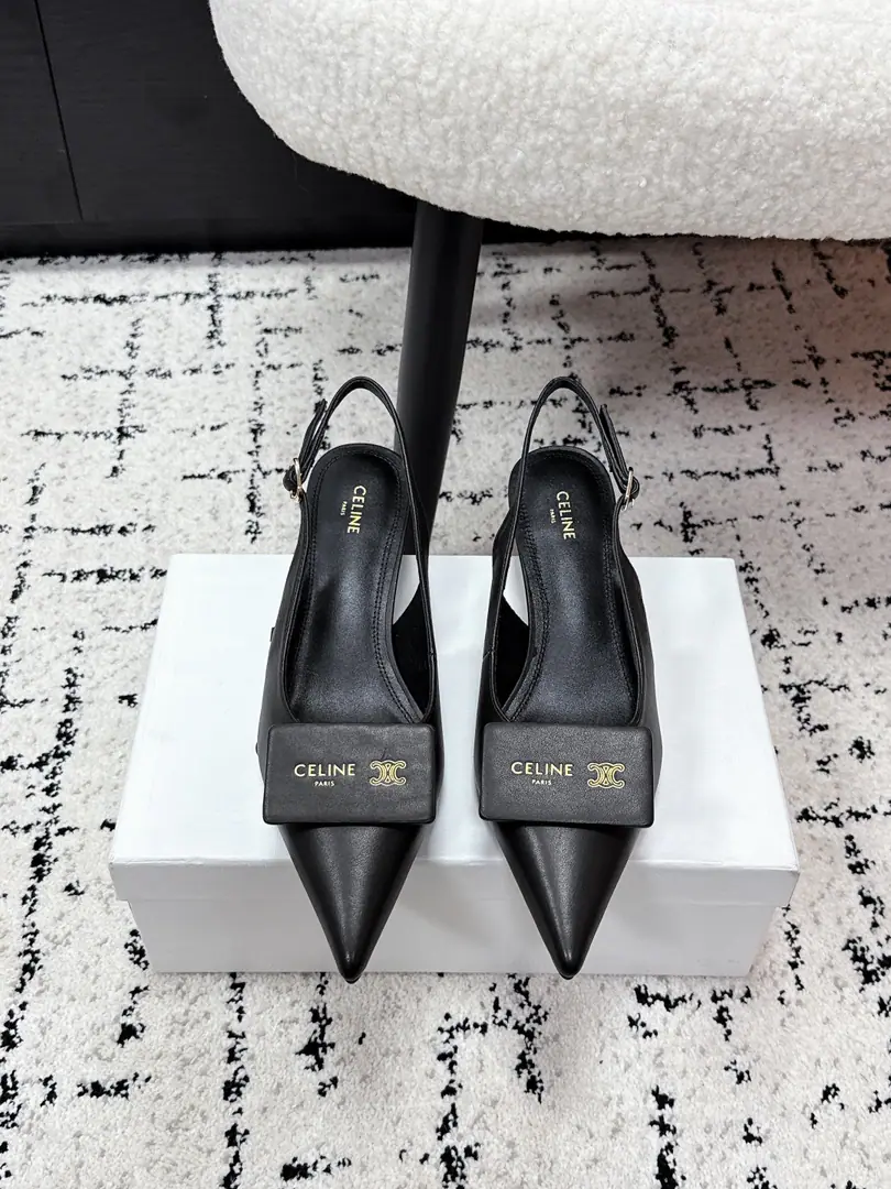 CELINECéline. 26/ss - Morning. Marker Tags Lu and the buttons. Siu High heels. CELINE- A little sheep-skinned cat heels., Black Point Head+Rear strapped design, French graceful and capable.. The metal on the shoe is so well-known., Full Details！The cat's on a date.3-5cm, It's a nice long leg., You can easily drive on a commuting date.. The skin is soft and delicate., But be careful with waterproofing.～A suit or dress., The city elite.orThe French feel relaxed. ✔️Fabulous.: Customize the skin ✔️Uchi.: Lamb skin. ✔️Shoes under the sole.: That's a big one. ✔️He's tall.: 3.5cm ✔️Size: #35-41 （40.41Make a reservation.）