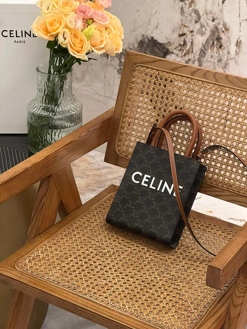 Tote miniSeries More bold design and color matching Retro-printed pattern Super-atmosphere. Hand-stamp.+Slash Dimensions: 20-17-4cm