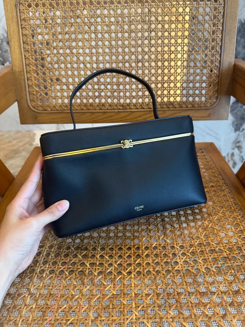 RECTANGLEHandbag. Product Information 9.7 X 5.5 X 2.4Inches（24.5 X 14 X 6centimetres） Cow leather. In the leather line. Gold-faced. Handheld, Hand. TRIOMPHEMetal-based sensitivity locks 1Main partition. 1A interior comb. 1A handker., Length3.94Inches（10centimetres） Numbering: 123702J75.02EZ