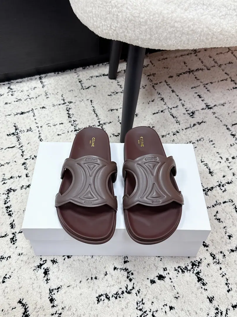 CelineCéline. 26/ Summer and Spring and Summer. Thick One word for slippers. CELINECéline's a drag., Use of markersCeline Pattern, It's a very good recognition.！The shoes are soft leather., A pair of light rubber shoes., And wear it in a comfortable and durable way. Open slippers design, Summers are a good day or vacation., Cream white., Brown., Black Multicolor Options, You're a big fan of the game.. It's a pleasure or a vacation., It's easy to raise the image., Stylish and practical.！ ✔️Size: #35-40（40I'll make sure I don't change it.）