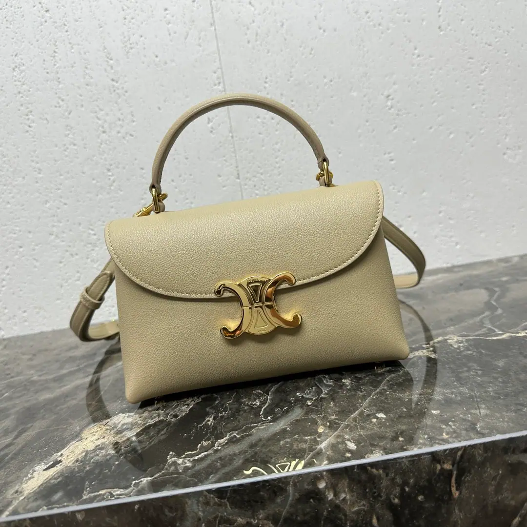 TEEN NINOFresh out of the bag. New members of the bag: TEEN NINO Dimensions: 20.5x13 x8cm But the handy., ♪ Shoulder ♪ Slash Blank decomposition shoulder belt Shortest length45cm, Maximum length54cm The contents of the sheep's skin inside. Model:118113