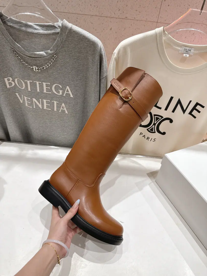 🏧𝗖𝗘𝗟𝗜𝗡𝗘/Céline. Autumn and winter money.16Nice, English-winded medium boots, boots, boots. The ancient Janey is a fashionable man. The upper feet are so cozy.！Low profile short-forms, It's a super-cool look with a little retro., I'm a little light on my feet., To create a variety of ways of wearing it.. The original is waxed cow skin. Uchi./Skins of silk and cow. Original version to open+Real leather. Codes35-40 [40Make a reservation.]
