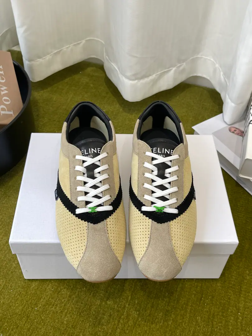 Celine Céline. 26ssNew paragraph The old scaffolding of the scaffolding shoes. A smooth and narrow shoe mix with a collage. I'll put a serrated stick on my shoe. Janey is wearing a copy of the re-recordic style. The multicolour system chooses to fit easily into the various types of clothing. A long-term, old-fashioned, recreational item. I'm a man of the ancient sports and aesthetics and everyday reality. No age, no style. It's easy to create a sense of laziness. You can wear it all the time. Shoe-faced cow revel The inside sheep. Original rubber floor Codes: 35-40（40Make a reservation.）