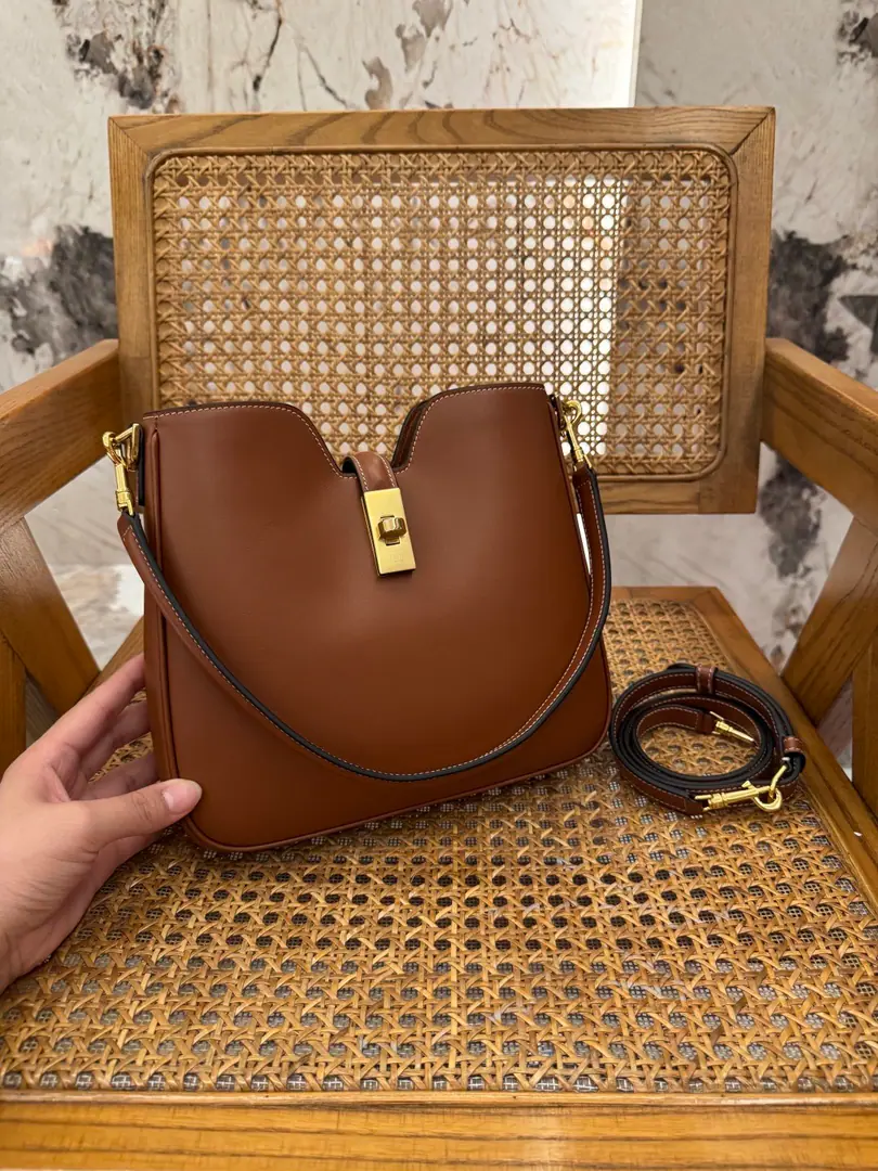 . CAMILLE 16 SOFTSmall-size smooth-ass leather handbag. New Product Information 9.7 X 8.5 X 2Inches（24.5 X 21.5 X 5centimetres） This paragraph does not fit a larger, sane tablet. Cow leather. In the leather line. Handheld, ♪ Shoulder and slash ♪ Rotate lock buttons open 1Main partition. 1An inner zipper pocket. 1A strip that can be removed from the shoulder belt of the hand., Length8.6Inches（22centimetres） 1Dismantled and modifiable sundries, It's slashed., Minimum length16.5Inches（42centimetres）, Maximum length19Inches（48centimetres）