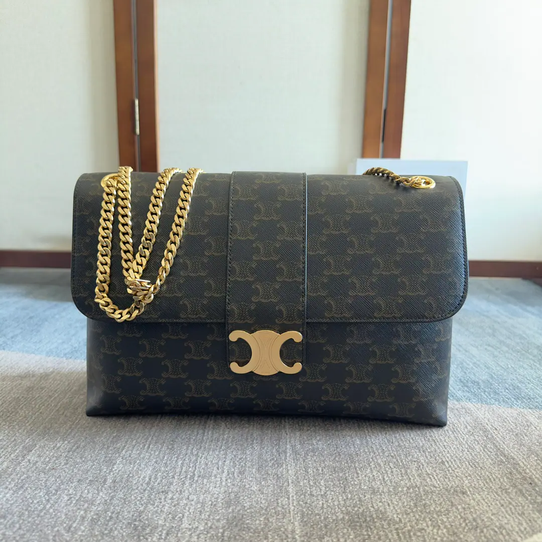 CELIN_E 2024🆕｜VICTOIREBig, soft-ass leather bag. CELINEFinally, a single shoulder-slashed bag.👏 Celine SU24Newest Style-Victoire VictorieIt means victory. And there's a sense of triumph.✌ Long-lost chain of rings. There's so many stars.～ A high-level natural grain skin. The pellets of the upper sense and the soft hands. The chains used to cut the comforts of the triangle. min And the jewels are super bright.✨ Cow leather., In the leather line., Silver face., ♪ Slanting and shouldering ♪, All SteelTRIOMPHEPress button cut., 2Main partition., 1A flat pocket on the inside., 1A central zipper pocket inside., Whole steel metal slider. Dimensions: 32X 21X 11centimetres Paragraph118222