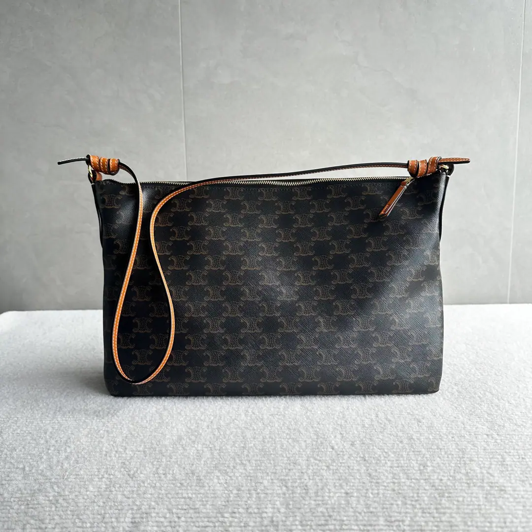 New items online.🅰️🅰️ CE｜DUO100-back variant✅ As a regular package, Duo Zipped bagA simple look and a wide capacity. And it's a very subtle style.！ At any given time, we can combine functional and elegant.✌️ Two main zippers. WholeTriompheMark sign Gold CE Paris Signs are low profile on the side of the handbag. ♪ The tactful and the treacherous ♪😎 Paragraph: L T3 Colours: Honey. Dimensions: 36.5×24×10cm （Prefixed packaging）