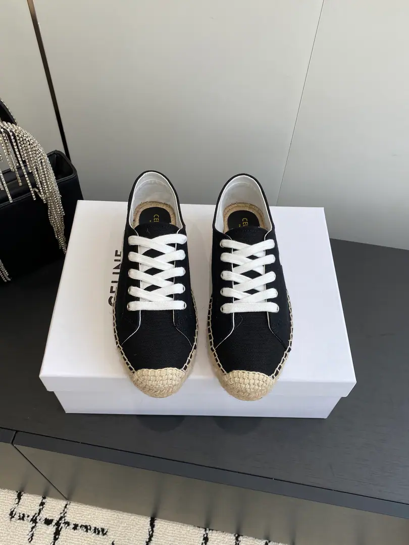 🏧𝗖𝗘𝗟𝗜𝗡𝗘The new Serene ropes, the thick cords, the canvas shoes., It's a great sense of excellence.. RedinsThe Herb-breeding God., It's a very retrograde wind., The aerobics are perfect., Design style is very new., It's very high-class and very comfortable..Original 1-to-one. SideCelineThe logo is brand-beautiful., The fabric is super soft and comfortable.. Fabulous.: Original canvas Uchi.: In the middle of a mixed sheep's skin. Otsumi!: The ropes are skating against the rubber floor. Codes: 35-40 [40Custom]