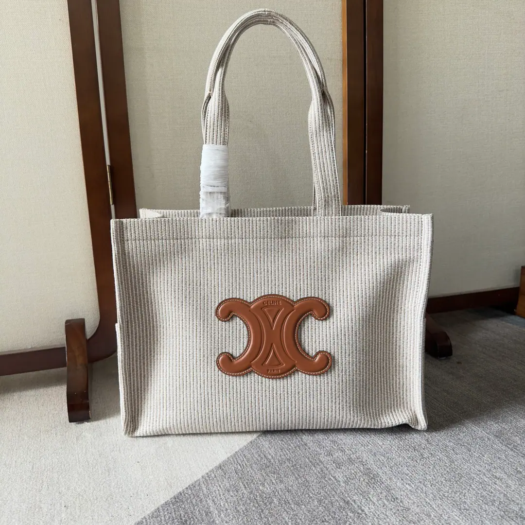 New items online. CABAS THAIS Big number. Celine Weaving flowers. 🉑️Hands./🉑️♪ Shoulder ♪/ This season limits the latest Tote.. A king of capacity. ～ This bag is made of fabric. And the leather and grass. The fabric is more durable. Comfortable., 🧲Daily attendance It's very practical at work. It's touching.. Match it.: A hundred. Comfortable., - I'm on duty. Leisure and sex. Capacity: No doubt about the capacity. - It's a tack.👍🏻 Paragraph: 196762 Dimensions: 41x17.5x28