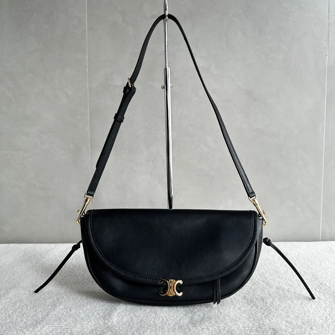 All Steel New product.Celine HALFMOON Small pocket.👜 Gentle and ancient.·The God of the atmosphere. Autumn is a great place., ♪ Spring and summer are gentle ♪ The back gets more qualitative., The older the better the better. Arc bag+Mini-Roble Gate Gold Buff. ♪ Can slant your shoulder ♪, Little guy's so friendly. It's full capacity., I'm so proud of myself. You're not going to have to go out on a daily basis.✅ Paragraph: 103778Black Dimensions: 25×13×5cm（Prefixed packaging）