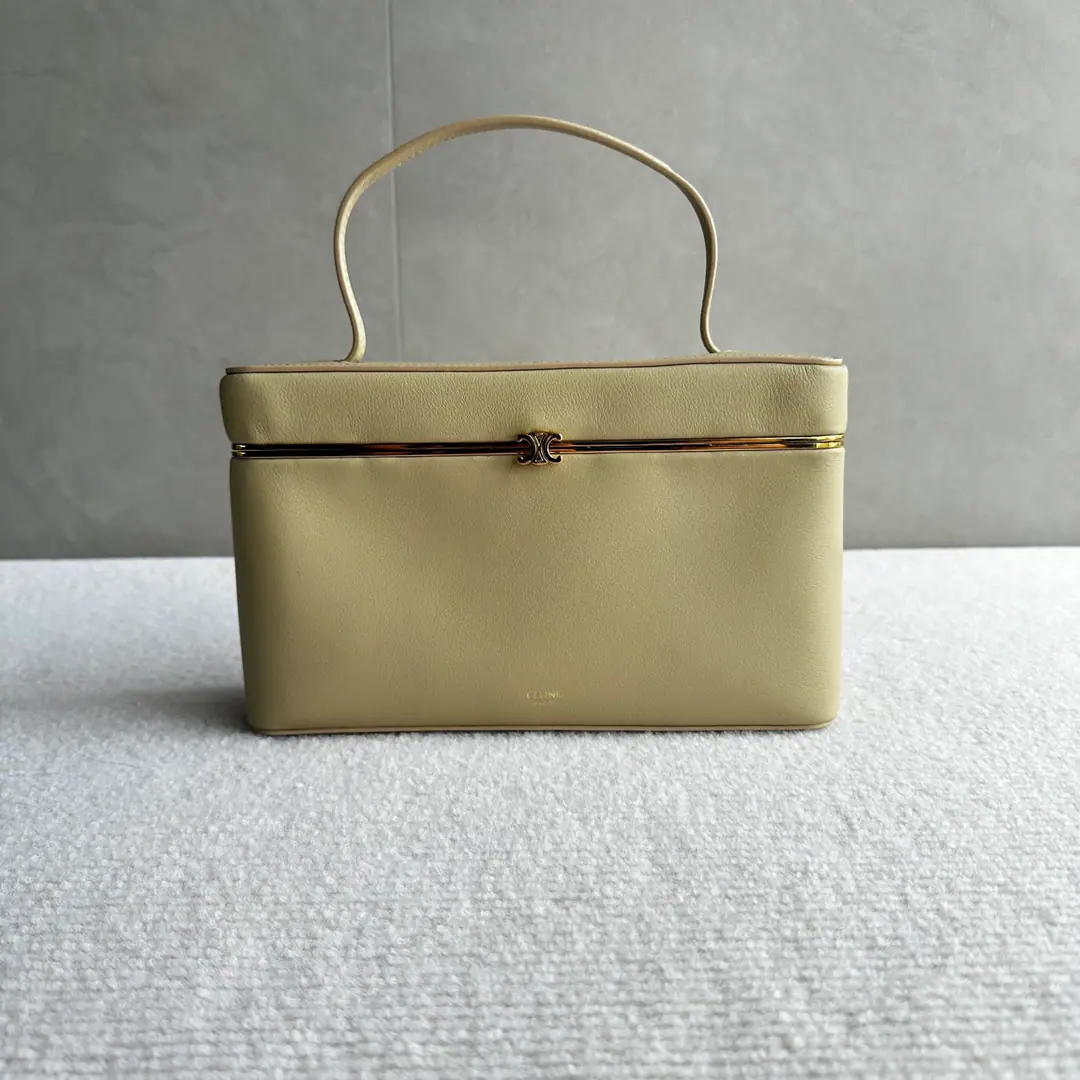 New items online.🅰️🅰️ Ce Rectangle CeThis bag., Weld the French looser on me.✨ Who knows?！It's white.+A combination of retro-looking makeup bags., It's a graceful person.. The white and soft skin wears a soft light filter., The Golden Swirl Gate and the deep blue inside., - The whole thing is expensive and not colorful.. No need to be indentated., I'll have a suit or jeans., You're a big boy.“I'm good at it.”♪ The laxness ♪. It's a piece of cake., Lipstick and cell phones., Day-to-day date, I'm good at it.. That's the real thing.“Keep your head down.”The ceiling.🥹 Paragraph: 123702 Colours: Deep ivory. Dimensions: 24.5x14x6cm （Prefixed packaging）